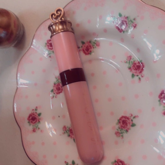 Venus Kiss ( Bloody Red) Liquid Lipstick Creamy - Picture 2 of 3